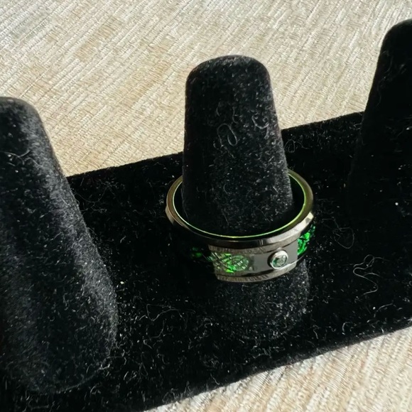 Ring w Black Dragon Pattern & Green Carbon Fiber Inlay Stainless Steel Size 8 - Picture 6 of 6